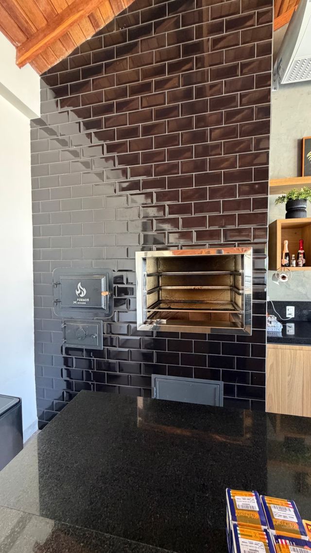 Churrasqueira e forno embutidos na área gourmet