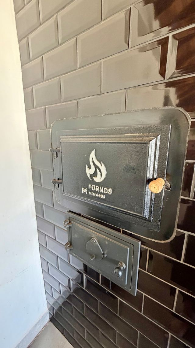 Porta do forno embutido na área gourmet