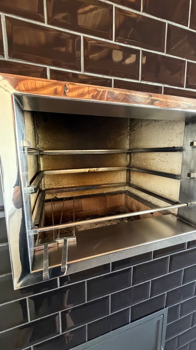Churrasqueira de inox com grelhas